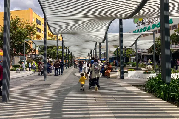 TORREMOLINOS, İspanya - 21 Mart 2025: İspanya 'nın Torremolinos kentindeki şehir merkezinde yürüyüş