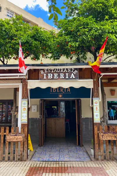 TORREMOLINOS, İspanya - 21 Mart 2025: İspanya 'nın Torremolinos kentindeki şehir merkezinde yürüyüş