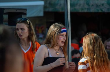 TORREMOLINOS, İspanya - 27 Nisan 2024: Hollanda Krallar Günü veya 27 Nisan 2024 tarihinde İspanya 'nın Torremolinos kentinde Hollanda kültür ve gastronomisine adanmış Koningsdag kutlamaları