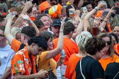 TORREMOLINOS, İspanya - 27 Nisan 2024: Hollanda Krallar Günü veya 27 Nisan 2024 tarihinde İspanya 'nın Torremolinos kentinde Hollanda kültür ve gastronomisine adanmış Koningsdag kutlamaları