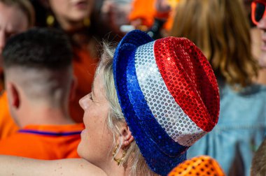 TORREMOLINOS, İspanya - 27 Nisan 2024: Hollanda Krallar Günü veya 27 Nisan 2024 tarihinde İspanya 'nın Torremolinos kentinde Hollanda kültür ve gastronomisine adanmış Koningsdag kutlamaları