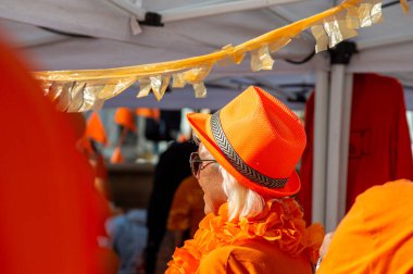 TORREMOLINOS, İspanya - 27 Nisan 2024: Hollanda Krallar Günü veya 27 Nisan 2024 tarihinde İspanya 'nın Torremolinos kentinde Hollanda kültür ve gastronomisine adanmış Koningsdag kutlamaları