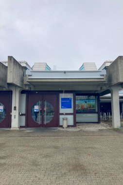 MUNİK, Almanya - 2 ARALIK 2024 Münih Garching Teknik Üniversitesi kampüsünde dondurucu sabah