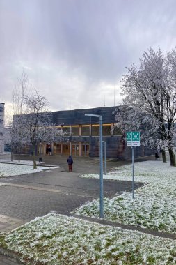 MUNİK, Almanya - 2 ARALIK 2024 Münih Garching Teknik Üniversitesi kampüsünde dondurucu sabah