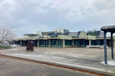 MUNİK, Almanya - 2 ARALIK 2024 Münih Garching Teknik Üniversitesi kampüsünde dondurucu sabah