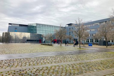 MUNİK, Almanya - 2 ARALIK 2024 Münih Garching Teknik Üniversitesi kampüsünde dondurucu sabah