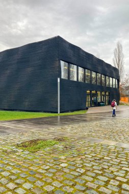 MUNİK, Almanya - 2 ARALIK 2024 Münih Garching Teknik Üniversitesi kampüsünde dondurucu sabah