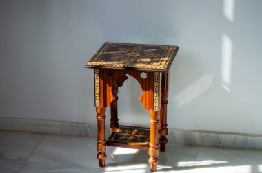 TORREMOLINOS, SPAIN - 25 Ekim 2024: Navajas Sarayı, 1925 'teki Mağribi canlanmasının fayanslarıyla süslenmiş bir saray, Torremolinos, İspanya' da 25 Ekim 2024 'te