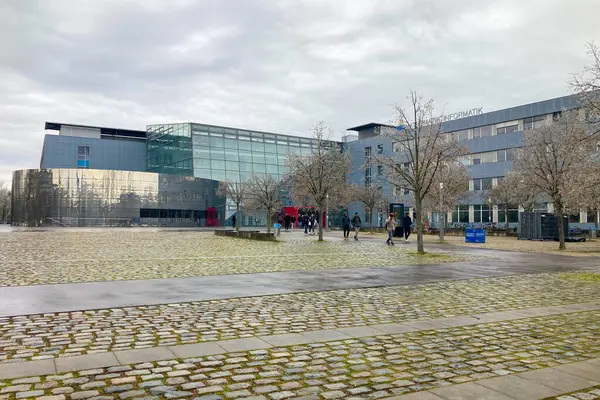 MUNİK, Almanya - 2 ARALIK 2024 Münih Garching Teknik Üniversitesi kampüsünde dondurucu sabah