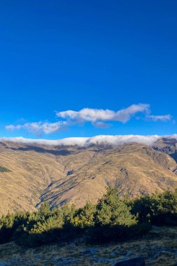 Bulutlu dağların üzerinden Mulhacen Tepesi 'ne, Sierra Nevada Ulusal Parkı' na, Endülüs 'e, İspanya' ya