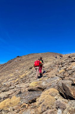 SIERRA NEVADA, İspanya - 5 Ekim 2024: Sierra Nevada Ulusal Parkı 'ndaki Mulhacen tepesine yürüyüş yolu 5 Ekim 2024