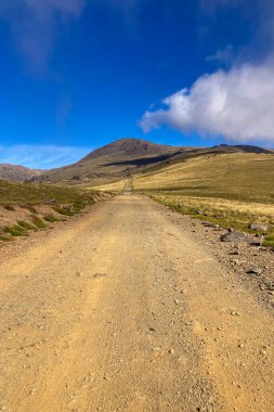 Bulutlu dağların üzerinden Mulhacen Tepesi 'ne, Sierra Nevada Ulusal Parkı' na, Endülüs 'e, İspanya' ya