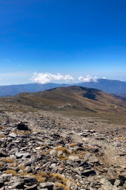 Bulutlu dağların üzerinden Mulhacen Tepesi 'ne, Sierra Nevada Ulusal Parkı' na, Endülüs 'e, İspanya' ya