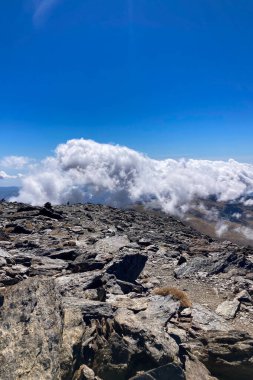 Bulutlu dağların üzerinden Mulhacen Tepesi 'ne, Sierra Nevada Ulusal Parkı' na, Endülüs 'e, İspanya' ya