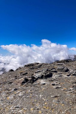 Bulutlu dağların üzerinden Mulhacen Tepesi 'ne, Sierra Nevada Ulusal Parkı' na, Endülüs 'e, İspanya' ya