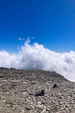 Bulutlu dağların üzerinden Mulhacen Tepesi 'ne, Sierra Nevada Ulusal Parkı' na, Endülüs 'e, İspanya' ya