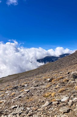 Bulutlu dağların üzerinden Mulhacen Tepesi 'ne, Sierra Nevada Ulusal Parkı' na, Endülüs 'e, İspanya' ya