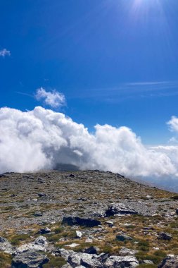 Bulutlu dağların üzerinden Mulhacen Tepesi 'ne, Sierra Nevada Ulusal Parkı' na, Endülüs 'e, İspanya' ya