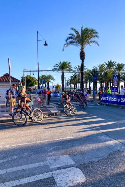 TORREMOLINOS, İspanya - 17 Ekim 2024: Dünya Triatlon Şampiyonası finali 17 Ekim 2024 tarihinde İspanya 'nın Torremolinos kentinde