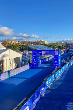 TORREMOLINOS, İspanya - 17 Ekim 2024: Dünya Triatlon Şampiyonası finali 17 Ekim 2024 tarihinde İspanya 'nın Torremolinos kentinde