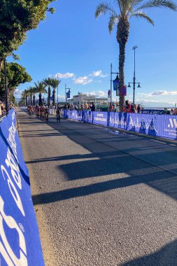 TORREMOLINOS, İspanya - 17 Ekim 2024: Dünya Triatlon Şampiyonası finali 17 Ekim 2024 tarihinde İspanya 'nın Torremolinos kentinde