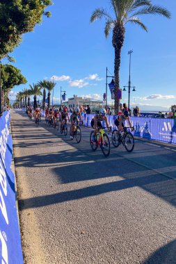 TORREMOLINOS, İspanya - 17 Ekim 2024: Dünya Triatlon Şampiyonası finali 17 Ekim 2024 tarihinde İspanya 'nın Torremolinos kentinde