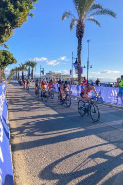 TORREMOLINOS, İspanya - 17 Ekim 2024: Dünya Triatlon Şampiyonası finali 17 Ekim 2024 tarihinde İspanya 'nın Torremolinos kentinde