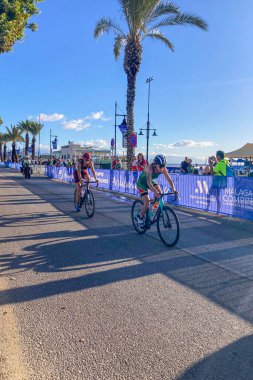 TORREMOLINOS, İspanya - 17 Ekim 2024: Dünya Triatlon Şampiyonası finali 17 Ekim 2024 tarihinde İspanya 'nın Torremolinos kentinde