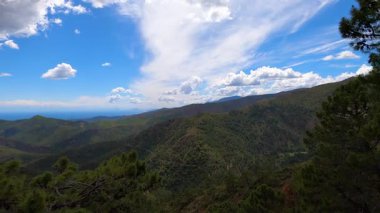 Sierra de las Nieves Ulusal Parkı, Endülüs, Güney İspanya 'da, dağların ve denizin üzerinde mavi bulutlar.
