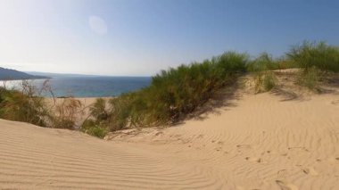 Valdevaqueros Dune, İspanya 'nın Cebelitarık Boğazı boyunca Tarifa' da bulunan büyüleyici bir kum tepesidir.