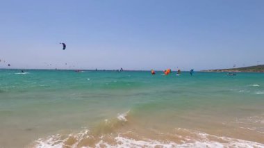 TARIFA, İspanya - 25 Mayıs 2024: Valdevaqueros sahilinde uçurtmanın tadını çıkarmak, Gibraltar Boğazı Tarifa, İspanya 25 Mayıs 2024