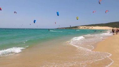 TARIFA, İspanya - 25 Mayıs 2024: Valdevaqueros sahilinde uçurtmanın tadını çıkarmak, Gibraltar Boğazı Tarifa, İspanya 25 Mayıs 2024