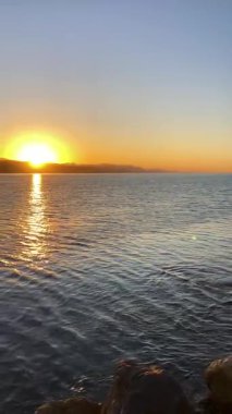 İspanya, Malaga 'da sahil ve şehir üzerinde gün doğumu