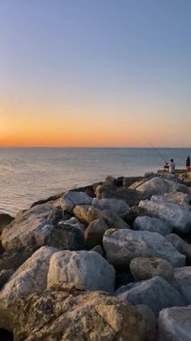 İspanya, Malaga 'da sahil ve şehir üzerinde gün doğumu