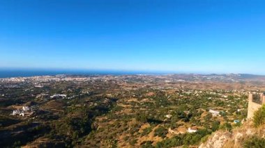 MIJAS, SPAIN - 7 Temmuz 2024: Kosta del Sol 'a tepeden bakan, İspanya' nın Endülüs kentindeki Mijas, Endülüs kentindeki beyaz yıkanmış binalar köyü ile tanınan büyüleyici beyaz İspanyol köyü