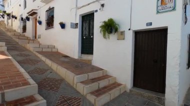 MIJAS, SPAIN - 7 Temmuz 2024: Kosta del Sol 'a tepeden bakan, İspanya' nın Endülüs kentindeki Mijas, Endülüs kentindeki beyaz yıkanmış binalar köyü ile tanınan büyüleyici beyaz İspanyol köyü