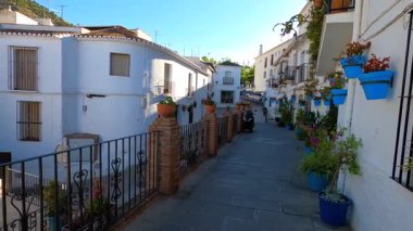 MIJAS, SPAIN - 7 Temmuz 2024: Kosta del Sol 'a tepeden bakan, İspanya' nın Endülüs kentindeki Mijas, Endülüs kentindeki beyaz yıkanmış binalar köyü ile tanınan büyüleyici beyaz İspanyol köyü