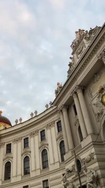 VIENNA, AUSTRIA - 18 Temmuz 2024: Avusturya 'nın Viyana kentindeki tarihi şehir merkezinde yürüyüş 18 Temmuz 2024