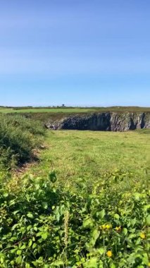 Pria Havadeliği olarak da bilinen Cantabrian Denizi 'ndeki Pria Bufones kayalıkları İspanya' nın Asturias kentinin kuzey kıyısında bulunan büyüleyici bir doğal jeolojik fenomendir..