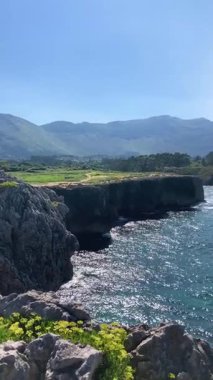 Pria Havadeliği olarak da bilinen Cantabrian Denizi 'ndeki Pria Bufones kayalıkları İspanya' nın Asturias kentinin kuzey kıyısında bulunan büyüleyici bir doğal jeolojik fenomendir..