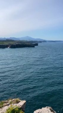 Pria Havadeliği olarak da bilinen Cantabrian Denizi 'ndeki Pria Bufones kayalıkları İspanya' nın Asturias kentinin kuzey kıyısında bulunan büyüleyici bir doğal jeolojik fenomendir..