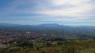 OVIEDO, İspanya - 16 Eylül 2024: Oviedo şehri ve İspanya 'nın Oviedo kentindeki dağların panoramik manzarası