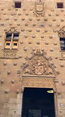 SALAMANKA, İspanya - 17 Eylül 2024: 17 Eylül 2024 'te İspanya' nın Salamanka kentindeki tarihi kasabada yürüyüş