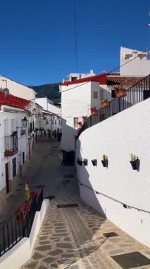 YUNQUERA, İspanya - 26 Ekim 2024: Yunquera, İspanya 'da beyaz sokaklar ve evler