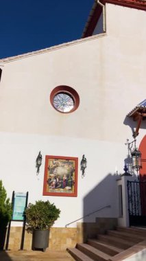 YUNQUERA, İspanya - 26 Ekim 2024: Yunquera, İspanya 'da beyaz sokaklar ve evler