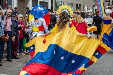 FUENGIROLA, İspanya - 1 Mayıs 2024: Fuengirola, İspanya 'daki Uluslararası Fuar Fuarı' nın açılış töreni