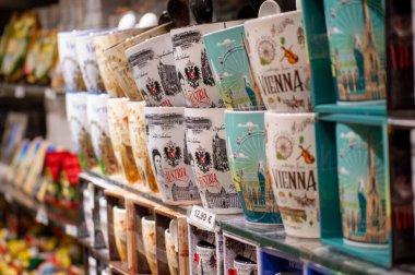 VIENNA, AUSTRIA - 19 Temmuz 2024: Viyana, Avusturya 'da hediyelik eşya dükkanı 19 Temmuz 2024