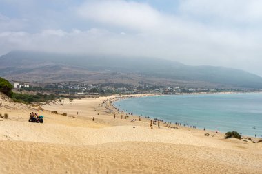 TARIFA, İspanya - 1 Eylül 2024: Tarifa, İspanya 'da Atlantik Okyanusu kıyısında 1 Eylül 2024' te Bolonia kumulu