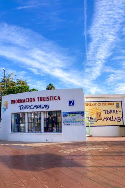 TORREMOLINOS, İspanya - 25 Ekim 2024: Torremolinos, İspanya 'daki Turizm Merkezi