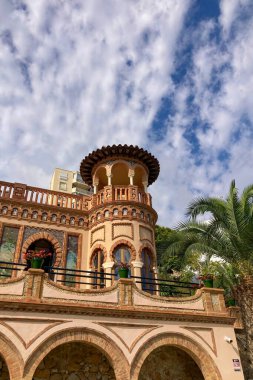 TORREMOLINOS, SPAIN - 25 Ekim 2024: Navajas Sarayı, 1925 'teki Mağribi canlanmasının fayanslarıyla süslenmiş bir saray, Torremolinos, İspanya' da 25 Ekim 2024 'te